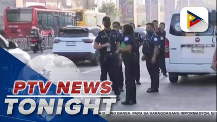LTFRB personnel give flowers to motorists in celebration of Valentine’s Day