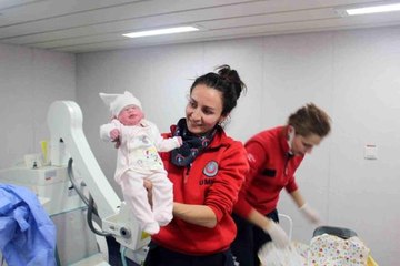 Depremzede kadının bebeği, TCG Bayraktar'da dünyaya geldi