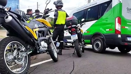Ambulância fecha agente de trânsito ao acessar retorno e provoca acidente sem gravidade na Av. Paraná