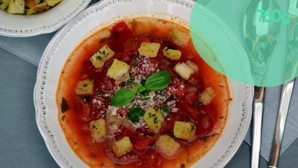 Bouillon de tomates et petits croûtons à l'ail et au persil