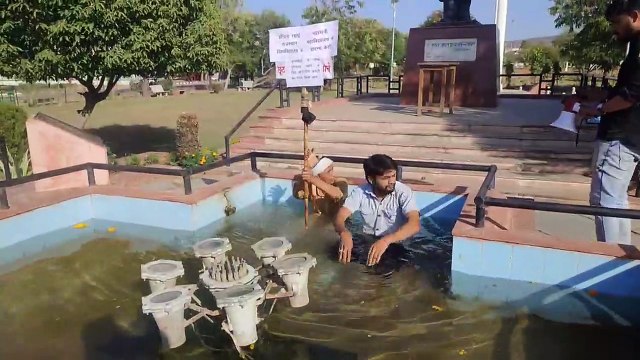 जल सत्याग्रह कर रहे राजस्थान विवि के छात्र, जानिए क्यों आई है यह स्थिति