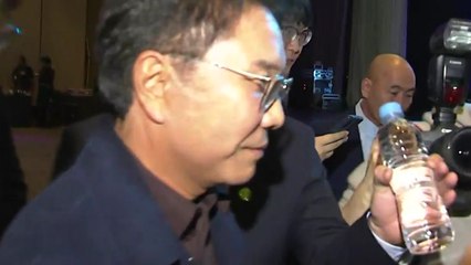 이수만, 경영권 분쟁 후 첫 행보...질문엔 '묵묵부답' / YTN