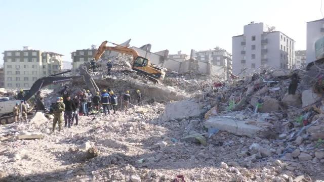 Antakya'da Atilla Eren Apartmanı'nın Enkazında Yakınları Bulunan Vatandaş: Uzman Arama Kurtarma Ekibi 9'uncu Gün Geldi.