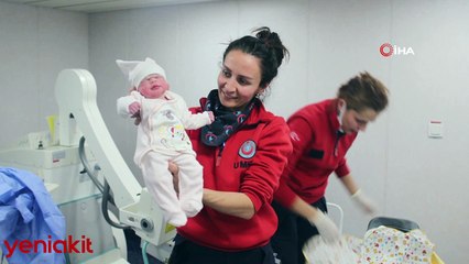 TCG Bayraktar'da muhteşem anlar! Depremzede kadının kız çocuğu dünyaya geldi