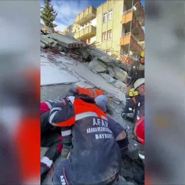 Enkazdan 62 saat sonra çıkarılan çocuk, babasıyla futbol sohbeti yaptı