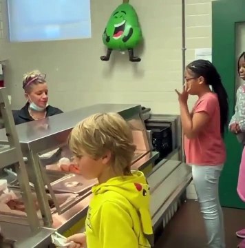 Estudiantes aprenden lenguaje de señas para un empleado sordo