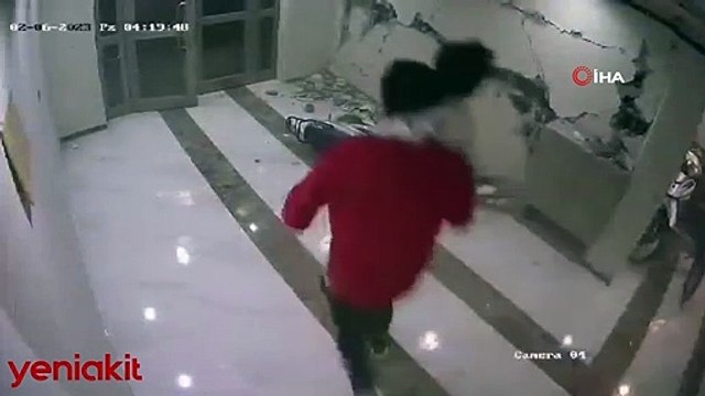 Deprem anında korku dolu anlar! Apartmanın duvarları patlarken çocuklarıyla kendilerini son anda dışarı attılar