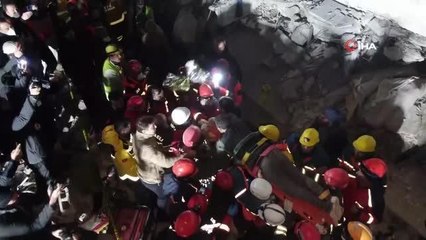 Depremde umutlar tükenmedi, baba ile kızı enkazdan 209 saat sonra sağ çıkarıldı