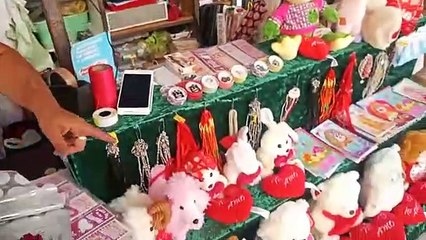 María ofrece sus rosas para San Valentín