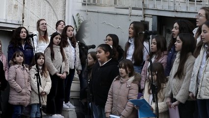 Yunanistan'da çocuk korosu depremzedeler için şarkı söyledi: "Sizin ünlü şairiniz Nazım Hikmet'in de dediği gibi en güzel günlerimiz henüz yaşamadıklarımız"