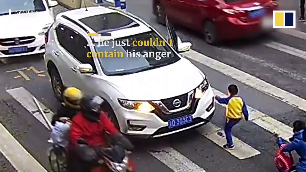 Boy vents anger at driver after car sends his mother flying(1080P_HD)
