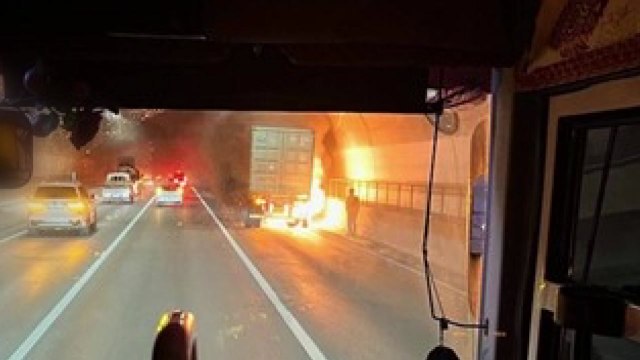 영동고속도로 마성터널 차량 화재...소방 한때 대응 1단계 / YTN