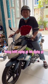 Ấm áp khoảnh khắc chồng tặng vợ bó hoa, còn tỉ mỉ cắm vào bình