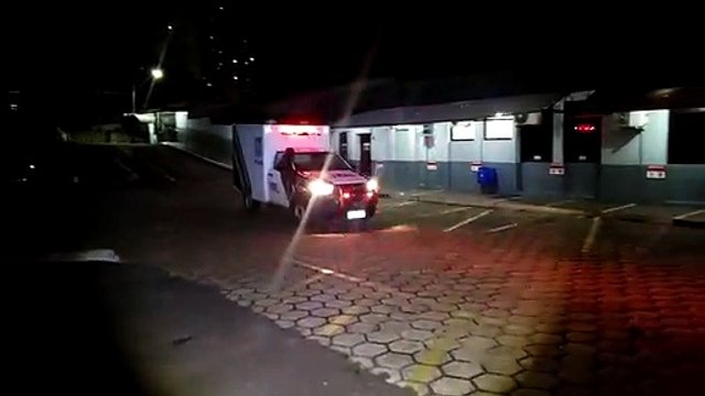 Corpo de Sedenir Ferreira Bageston, morto com 10 disparos de arma de fogo, chega ao IML