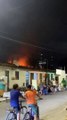 Vídeo: incêndio atinge casa no Feitosa e moradores saem às pressas