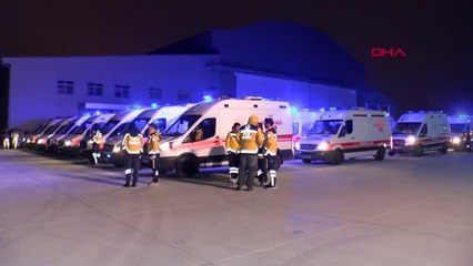 İSTANBUL-DEPREMDE YARALANAN 30 KİŞİ UÇAK İLE İSTANBUL'A GETİRİLDİ; ASTSUBAY DEPREMZEDE ÇOCUĞA MONTUNU VERDİ