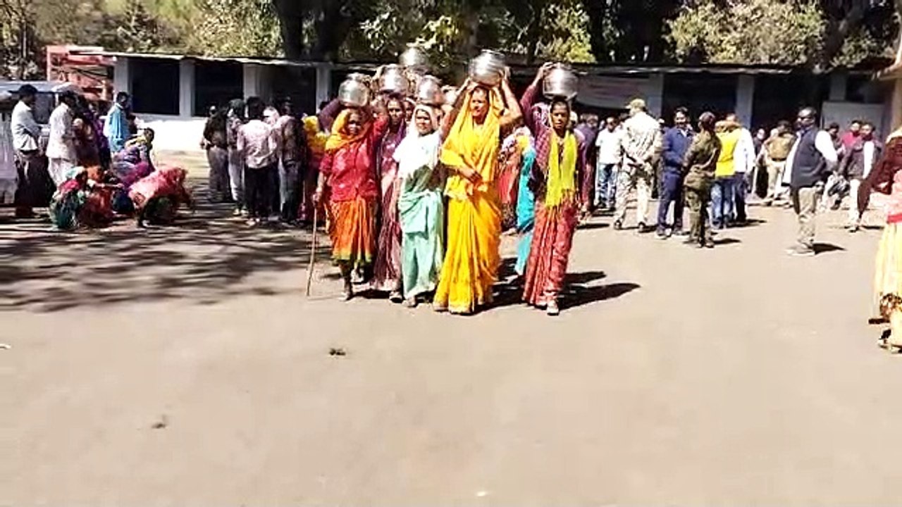 गुंडी बर्तन लेकर मलथावर की ग्रामीण महिलाएं पहुंची कलेक्टर के पास