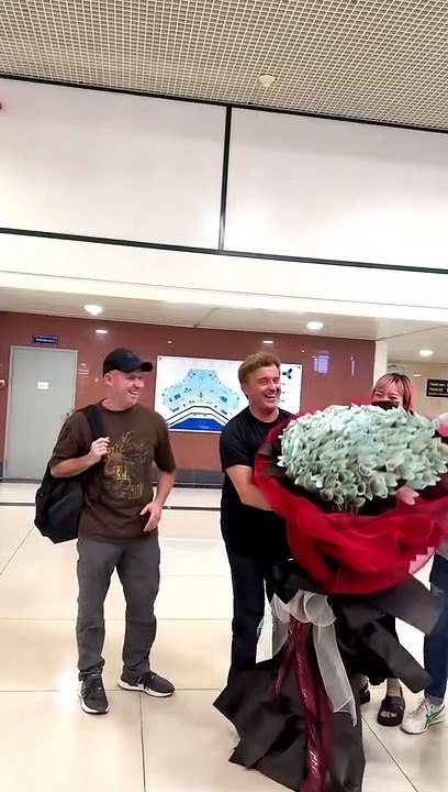 Cô gái hạnh phúc nhất valentine, có 911 tới chung vui còn được chồng tặng hoa tiền khủng