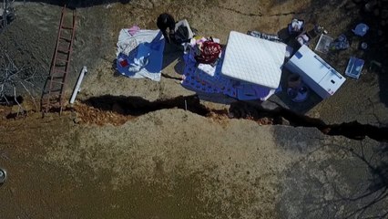 Télécharger la video: Deprem, köyü ikiye böldü