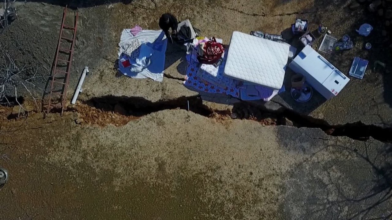 Deprem, köyü ikiye böldü