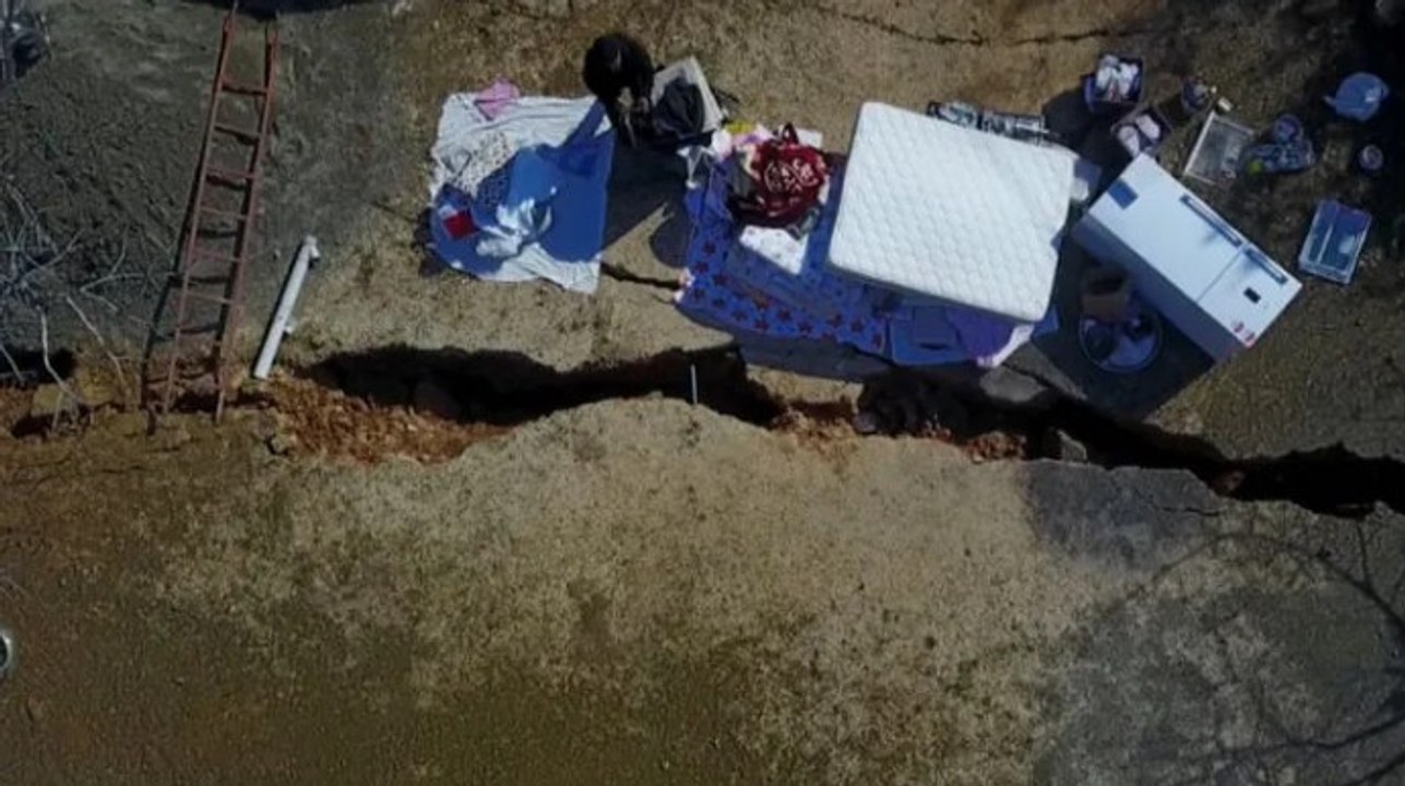 Deprem köyü ortadan ikiye böldü