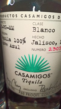 una botella de tequila casamigos para celebrar el dia de el amor y la amistad enviando saludos a todos los suscriptores