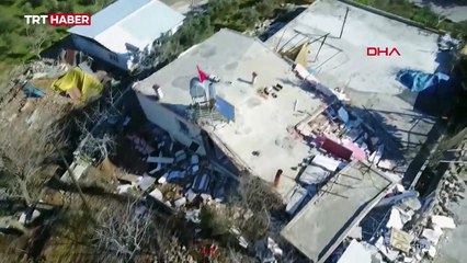 Deprem köyü ortadan ikiye böldü