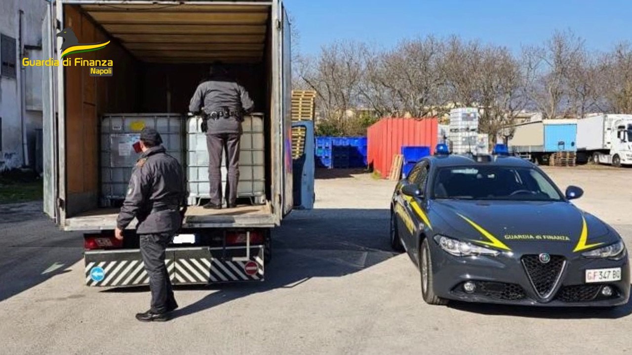Napoli, Gdf sequestra 17mila litri di alcol etilico di contrabbando