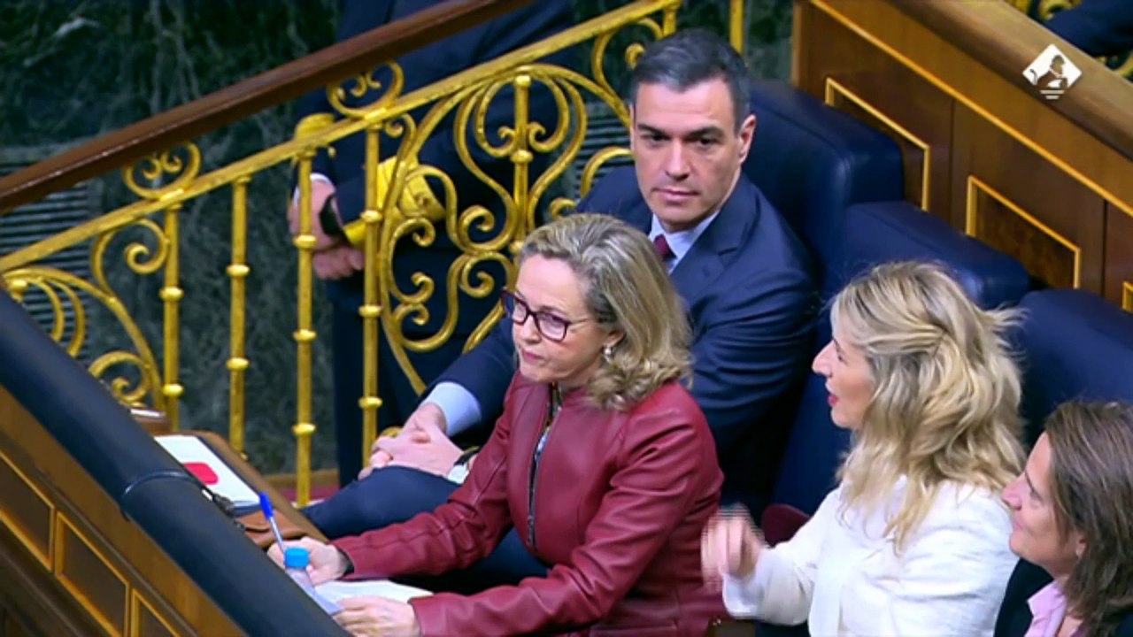 Espinosa de los Monteros le hace una pregunta a Nadia Calviño que no contesta por miedo a Podemos