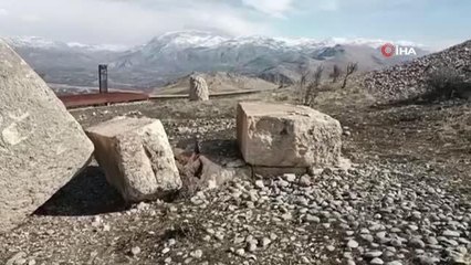 Adıyaman'daki 2 bin yıllık Karakuş Tümülüsünde bulunan tokalaşma sütunları depremden dolayı yıkıldı