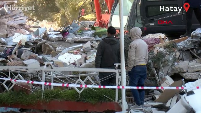 Hatay'da enkaz başında umutlu bekleyiş... Vesikalık fotoğrafla teşhis