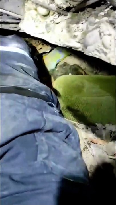Mulher de 77 anos resgatada 9 dias após sismo na Turquia. As imagens