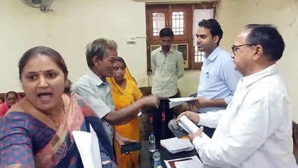 हंगामेदार रही बजट बैठक, भाजपा पार्षदों ने लगाए भ्रष्टाचार के आरोप, बजट की कॉपी फाडकऱ आयुक्त पर फेंकी