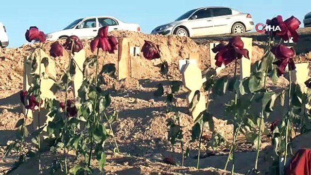 Depremde Ölenlerin Mezarlığında Mezar Taşlarına Asılanlar Yürekleri Dağlıyor!