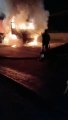 VIDEO : टाइल्स से भरे ट्रेलर में लगी आग, चालक ने कूदकर बचाई जान