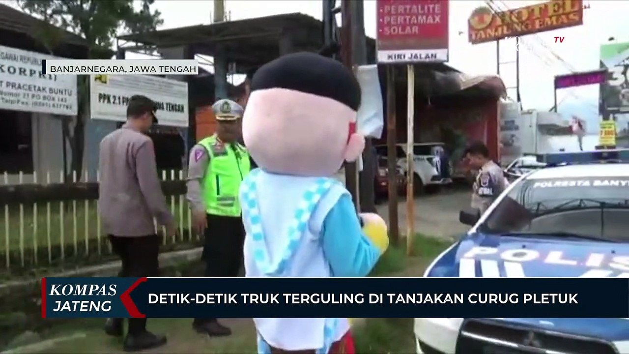 Detik-detik Truk Terguling di Tanjakan Curug Pletuk