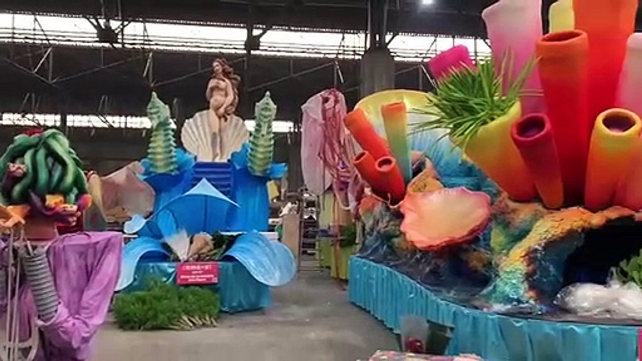 A Nice, les chars du Carnaval attendent d'être décorés pour les Batailles de fleurs