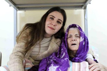 Asrın felaketinden kurtulan Bedriye teyze ve gönüllüler 'anne-kız' gibi oldular