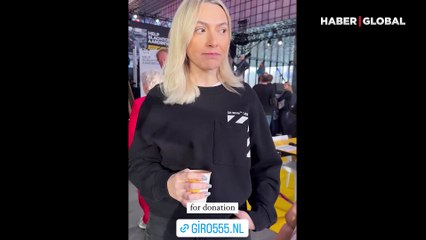 Hadise, Hollanda'da depremzedeler için yardım topladı