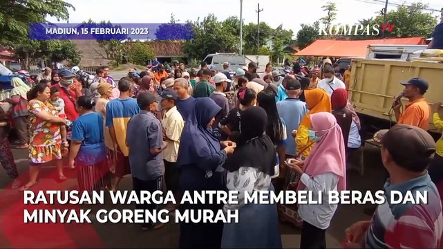Ratusan Warga Rela Antre demi Beras dan Minyak Goreng Murah