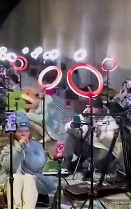 Des streameuses s'installent dans une rue d'un quartier riche pour avoir plus de dons (Chine)