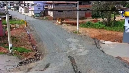 Un policier négocie mal un virage et laisse un motard s'échapper (Brésil)