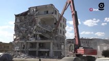 İslahiye'de ağır hasarlı binaların yıkımına başlandı