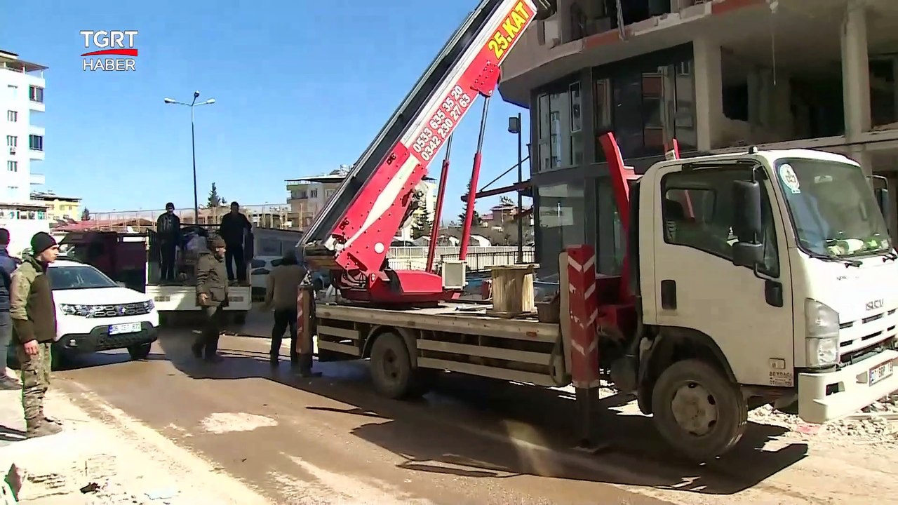 Depremden Etkilenen Binalarda Eşyalar Böyle Tahliye Edildi - TGRT Haber