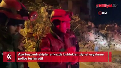 Azerbaycanlı ekipler enkazda buldukları ziynet eşyalarını polise teslim etti