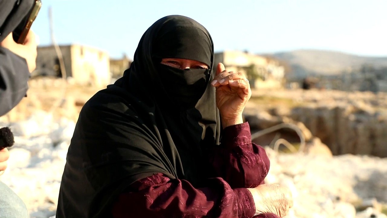 سيدة سورية ترفض مغادرة أنقاض منزلها قبل انتشال جثامين أحفادها الخمسة