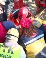 Hatay - Antakya'da bir kadın ve iki çocuk, 228 saat sonra Uğur Apartmanı enkazından sağ çıkarıldı