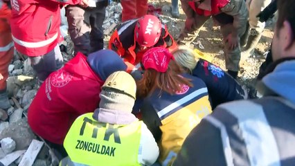 Hatay'da bir kadın ve iki çocuk 228'inci saatte kurtarıldı