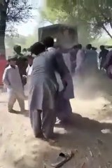 Pakistan m khane ke liye ladte logek bore aante ke liye khoon kharaba