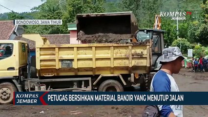 TNI Polri Bersihkan Material Banjir Bandang yang Menutup Jalan Ijen
